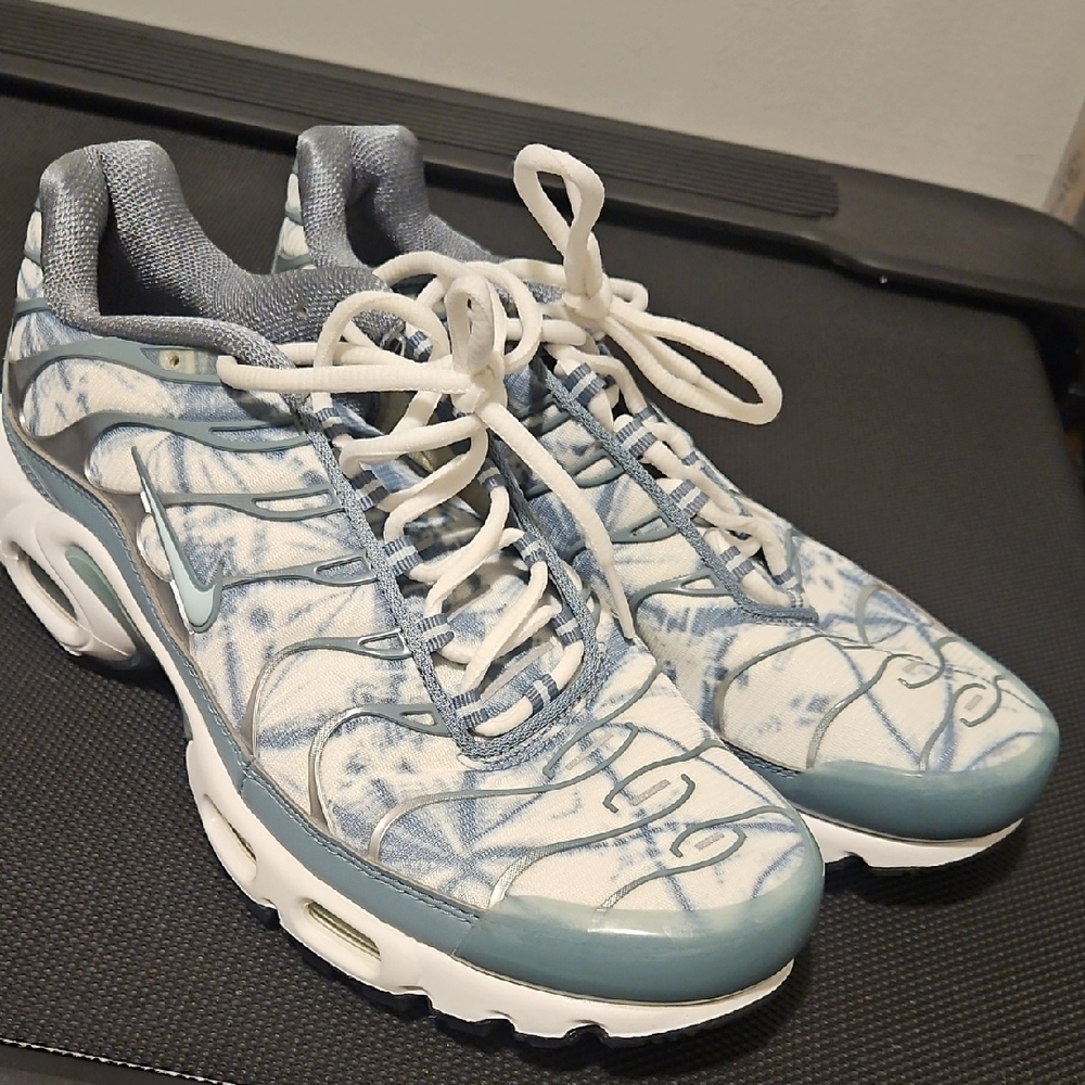 Nike Men's Artistic Blue and White Sneakers